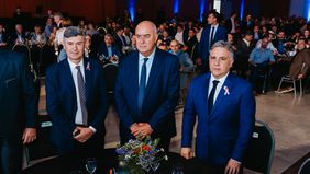 Martín Llaryora, Luis Macario (presidente de la UIC) y Daniel Passerini, en el Coloquio industrial de Córdoba.