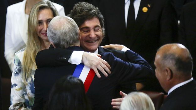 Venga ese abrazo. José Antonio Kast y Javier Milei en la asunción del nuevo presidente de Chile. Venga ese abrazo. José Antonio Kast y Javier Milei en la asunción del nuevo presidente de Chile.