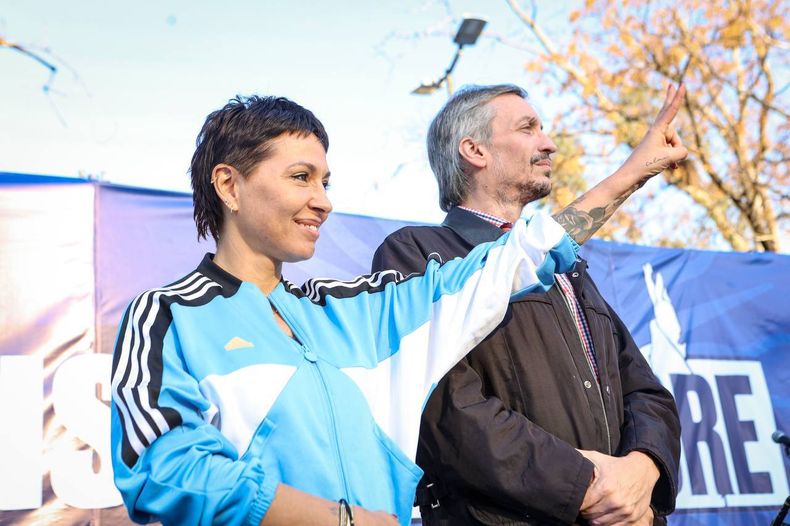 Mayra Mendoza, de campaña con Máximo Kirchner. Mayra Mendoza, de campaña con Máximo Kirchner.