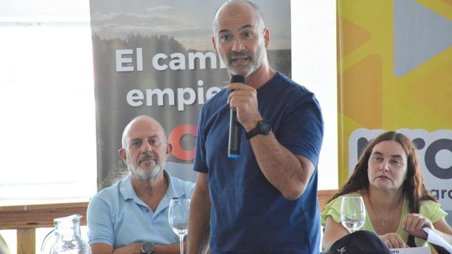 Juan Martín habla en un congreso del PRO Río Negro, ante la mirada de Sergio Capozzi.