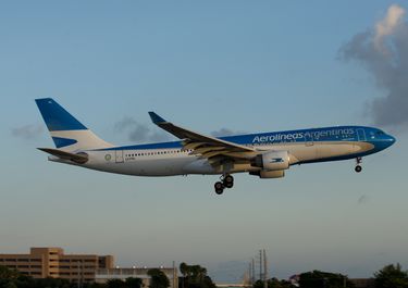 Decretazo en vuelo: traspaso de Aerolíneas y cielos abiertos, sin cortar subsidios