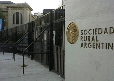 Ingreso al predio de la Sociedad Rural Argentina.