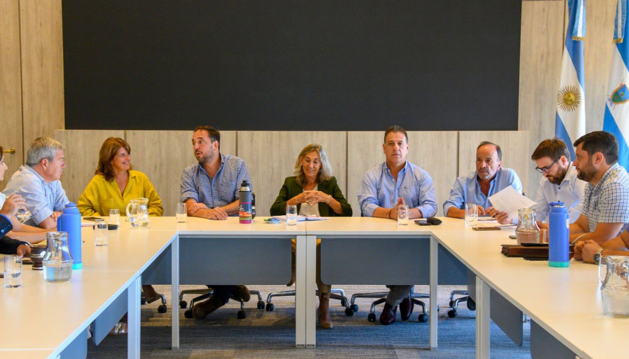 El Comité de Crisis, con todo el gabinete de La Pampa: en la cabecera, el intendente Luciano di Nápoli junto a la vicegobernadora Alicia Mayoral. FOTO: Agencia Provincial de Noticias.