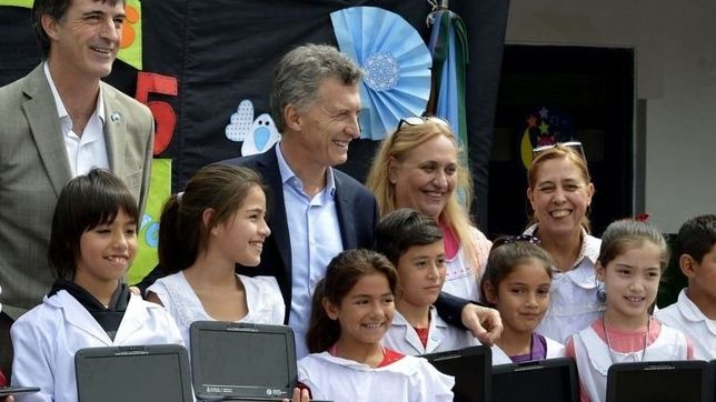 antes de cerrar el programa, macri ajusto un 55% el reparto de netbooks