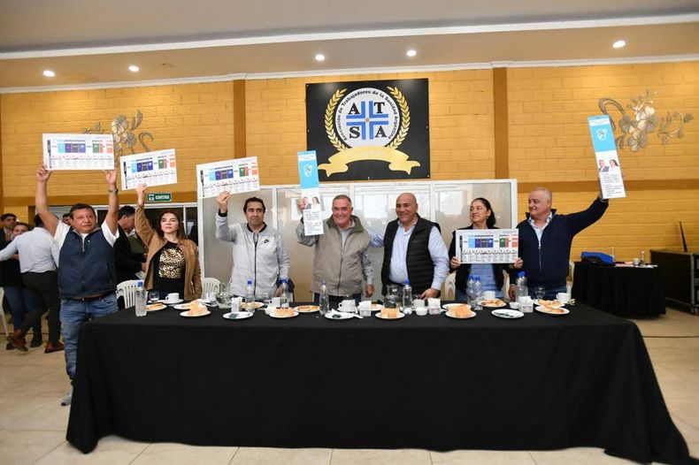 El gobernador Osvaldo Jaldo encabezó un mitin político con el senador Juan Manzur, en el que pidió por la unidad electoral del peronismo.