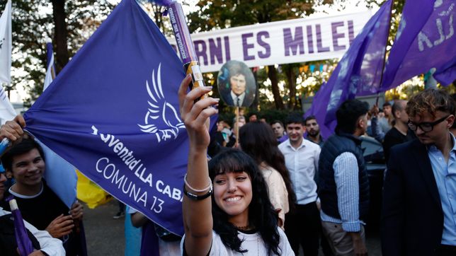 Manuel Adorni es Javier Milei, la fórmula de la campaña porteña que la Casa Rosada replicará con el nombre que designe para la disputa bonaerense. 