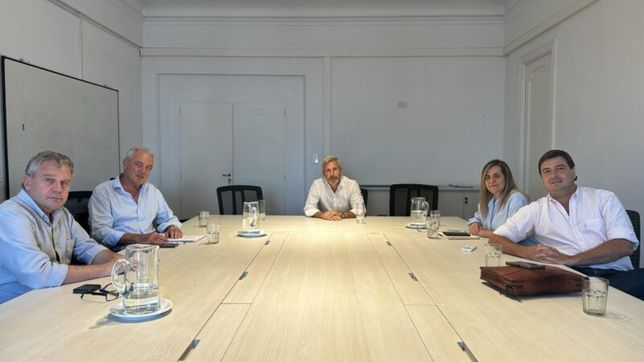 El gobernador Rogelio Frigerio con sus cuatro diputados nacionales. Marcela Antola, Atilio Benedetti y Pedro Galimberti de la UCR y Francisco Morchio del PRO.