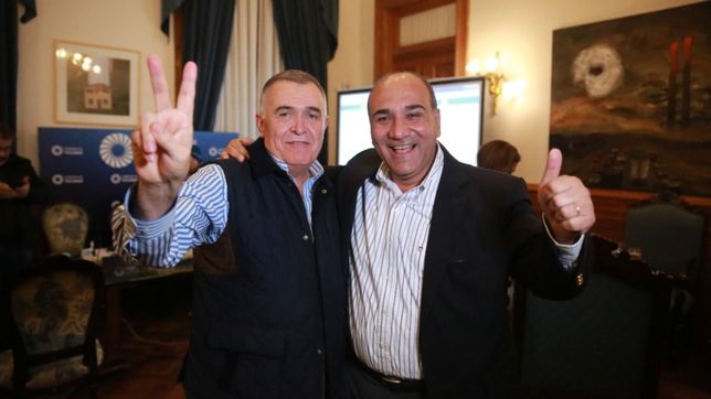 manzur planto la bandera de la unidad sobre una montana de votos