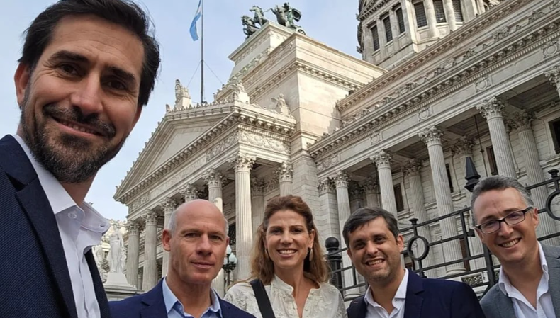 Fernando Rambaldi a la salida de una reunión en la Cámara de Diputados en 2024. Lo acompañan Federico Zárate, Adela Arning y Pablo Cornet, intendentes del G6 del Gran Córdoba.