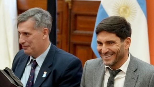 Maximiliano Pullaro, junto al custudio de las cuentas provinciales, el ministro Pablo Olivares.