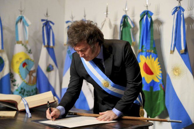 javier-milei-firma-el-pacto-mayo-tucumanjpg