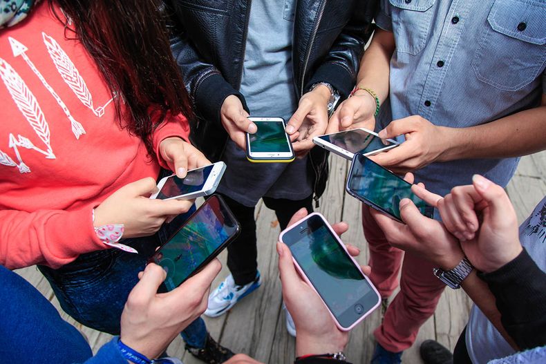 Por dólar barato y Aduana light, uno de cada tres teléfonos celulares del país vienen del contrabando