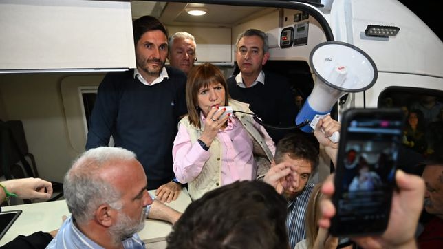 Bullrich de visita en Rosario, con Pullaro y Javkin, megáfono en mano y montada en la Patoneta.