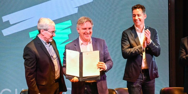 El intendente Eduardo Pizzi, junto al gobernador Martín Llaryora y el ministro Manuel Calvo, en el anuncio de obras para General Deheza.