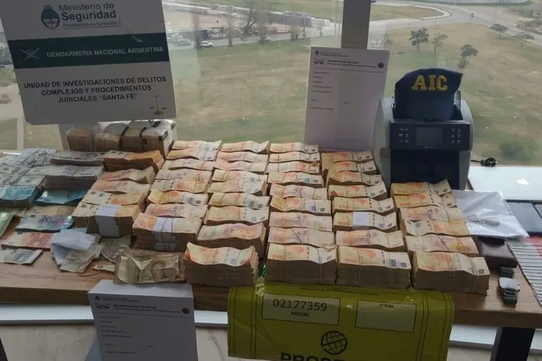Parte del dinero hallado en el departamento.