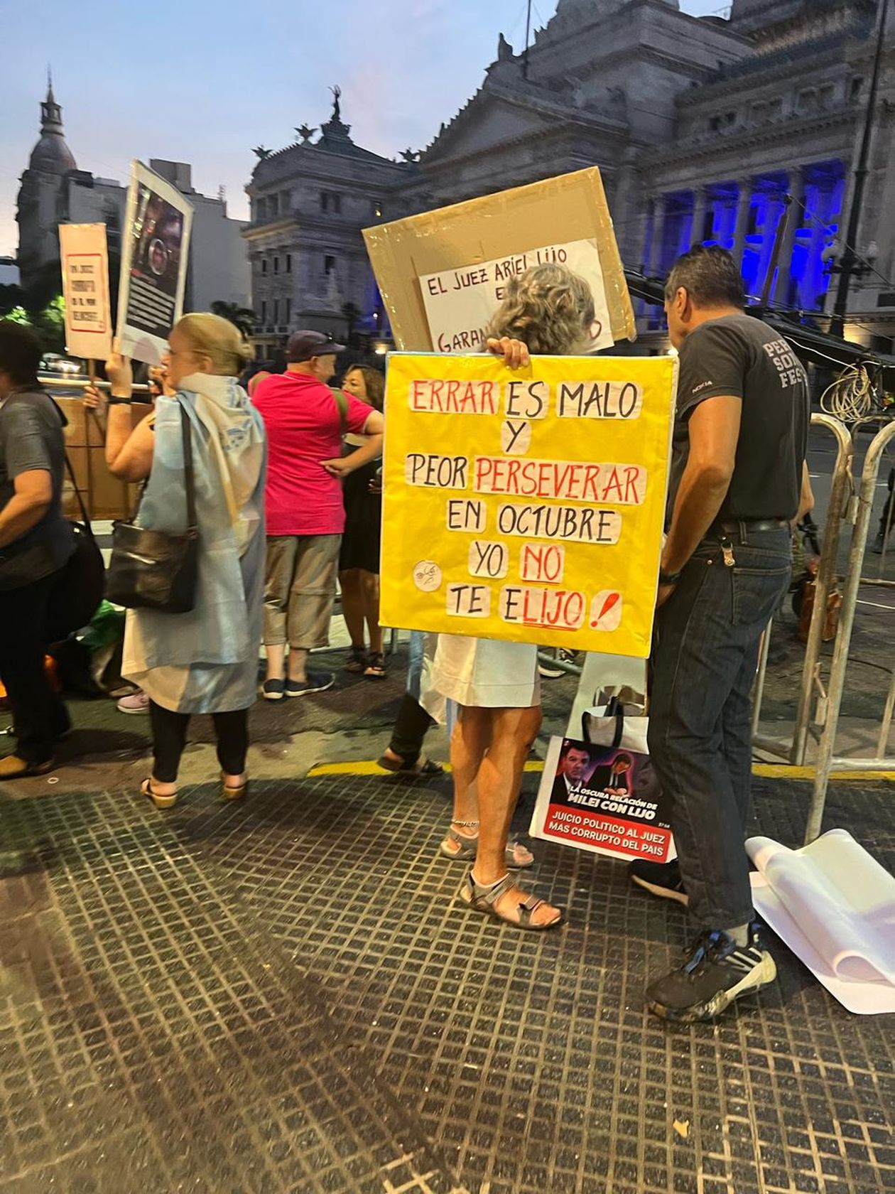 Una miniprotesta contra Ariel Lijo, la única presencia militante.&nbsp;