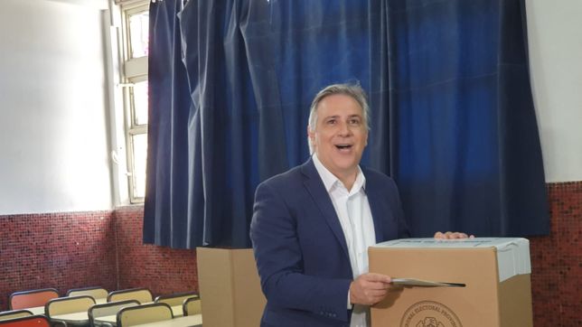 el voto de llaryora: confianza, sonrisa marca registrada y un deseo en la urna