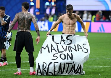 Giovani Lo Celso y el grito de un pueblo estampado en un trapo.