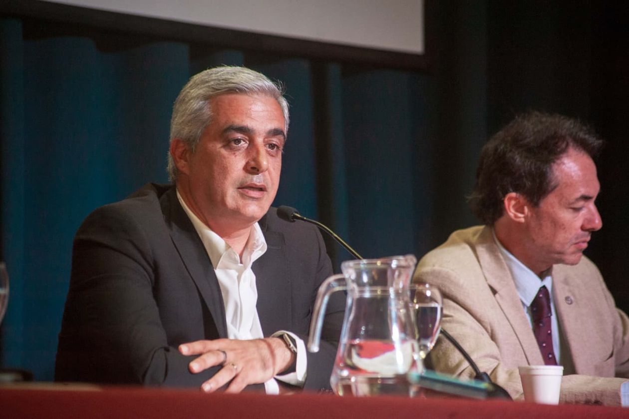 Franco Bartolacci, rector de la Universidad Nacional de Rosario. De fondo, Hernán Botta, decano de la Facultad de Derecho de Rosario.