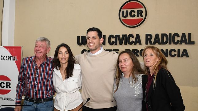 Federico Guidugli, en el centro, es el candidato a diputado nacional por el frente que lidera la UCR en La Pampa. A su lado, demás postulantes: Néstor Beltrán, Eugenia Forte, Carolina Sierra y Silvia Spohn.
