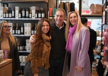 Karina Milei y Diego Santilli salieron a caminar la Ciudad junto a Pilar Ramírez.