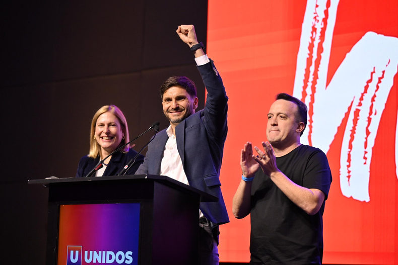 El gobernador de Santa Fe, Maximiliano Pullaro, acompañado en los festejos por la vicegobernadora PRO Gisela Scaglia y el diputado del Partido Socialista Joaquín Blanco.