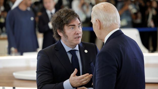 La deserción de Biden pone en crisis el Plan Aguantar de Milei