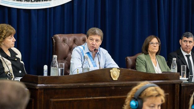 El gobernador de Tierra del Fuego, Gustavo Melella, en la apertura de sesiones. A su izquierda, la presidenta del STJ, María del Carmen Battaini.&nbsp;