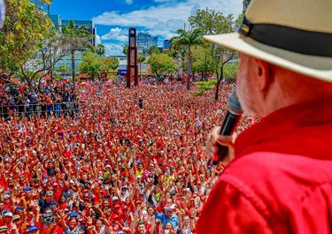 Luiz Inácio Lula da Silva frente a una multitud en Fortaleza, en el tramo final de la campaña en Brasil (foto: Ricardo Stuckert).