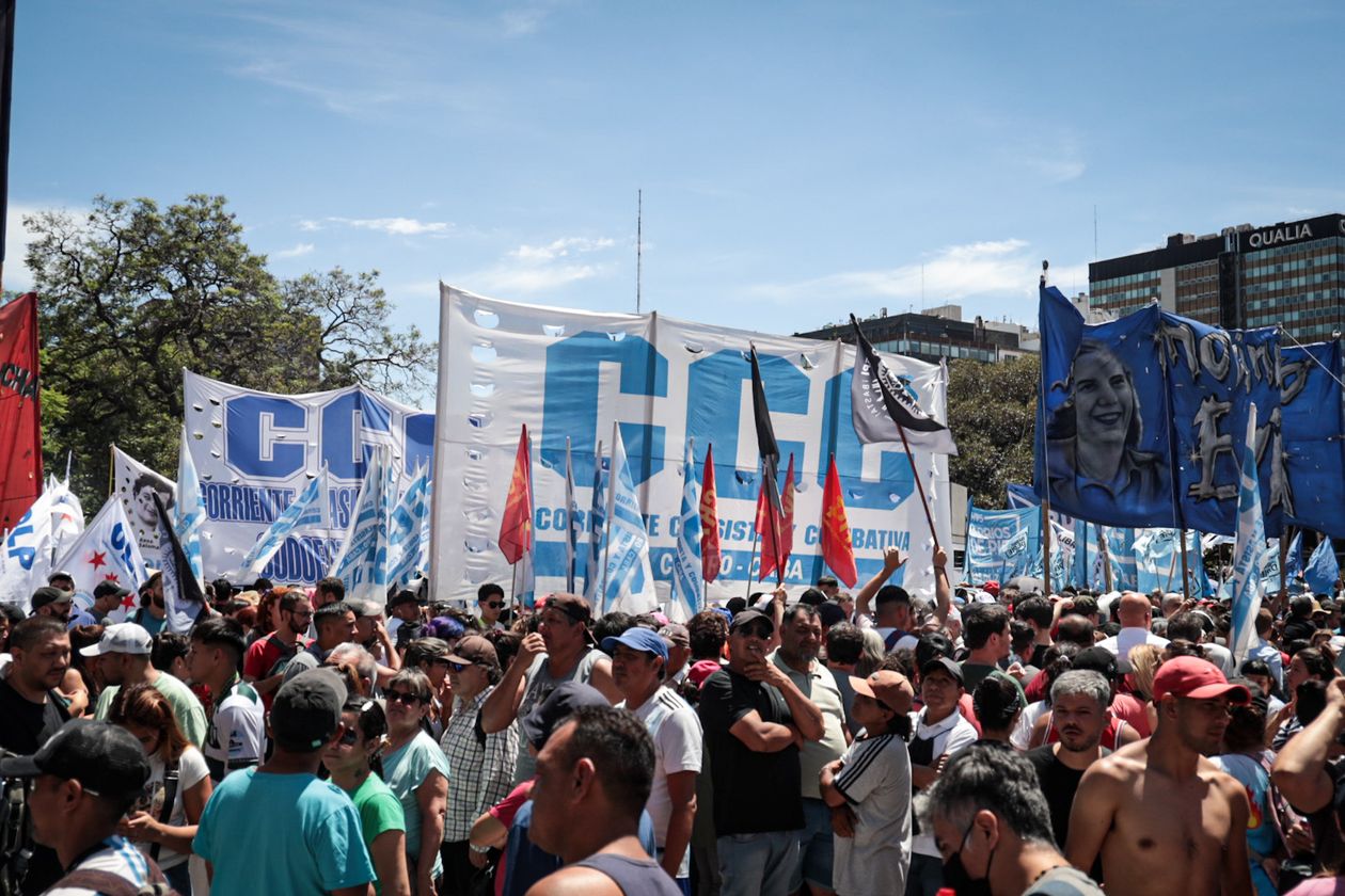 Manifestantes de la CGT marcharon hacia Tribunales contra el decretazo de Milei.