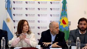 Crisis en Pilar: Ducoté tiene el municipio intervenido y Cariglino le incinera el Concejo