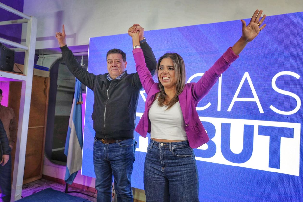 Maira Frías, ganadora de la elección en Chubut, celebra con el diputado César Treffinger.