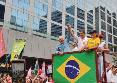 Lula cerró con un carnaval y espera confiado el ballotage