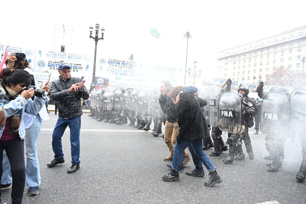 Caos y violencia afuera del Congreso.