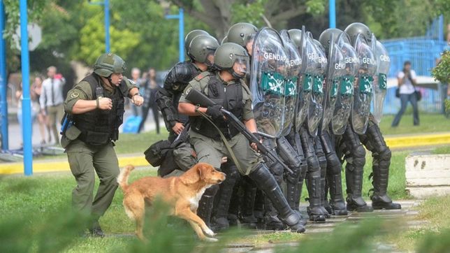 represion de gendarmeria en el desalojo de la universidad de rio negro