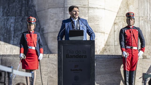 El gobernador de Santa Fe, Maximiliano Pullaro, en el acto en Rosario por el Día de la Bandera