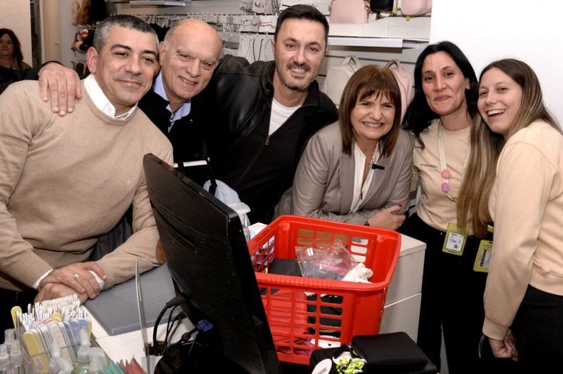 Patricia Bullrich, con comerciantes de Quilmes