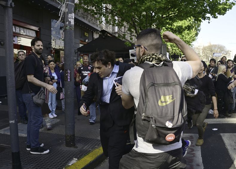 Militantes agreden al agitador libertario Fran Fijap en las inmediaciones del Congreso.