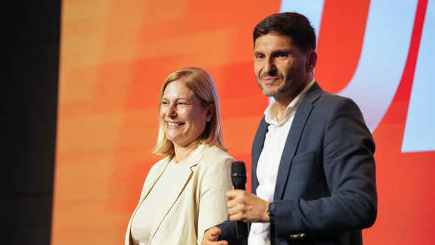 Gisela Scaglia y Maximiliano Pullaro en el escenario, tras la dura derrota del domingo. Gisela Scaglia y Maximiliano Pullaro en el escenario, tras la dura derrota del domingo.