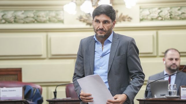 El gobernador Maximiliano Pullaro y una lista de reclamos y demandas ya preparadada para el gobierno de Javier Milei.
