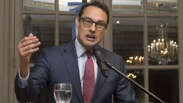 aviones, cerdos y aceite: la venta de garaje de rosner para seducir a cuccioli