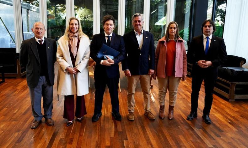 Javier Milei y la mesa de enlace en La Rural.