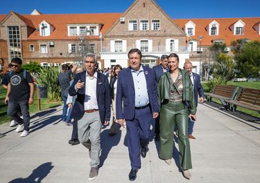 Alberto Weretilneck, junto a Facundo López y Andrea Confini.&nbsp;