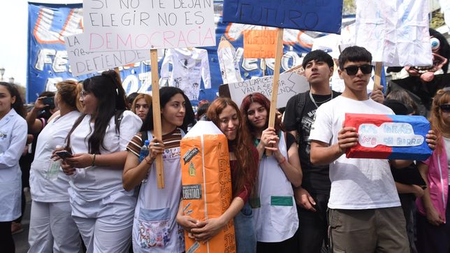 Marcha en apoyo a las universidades y el Garrahan.
