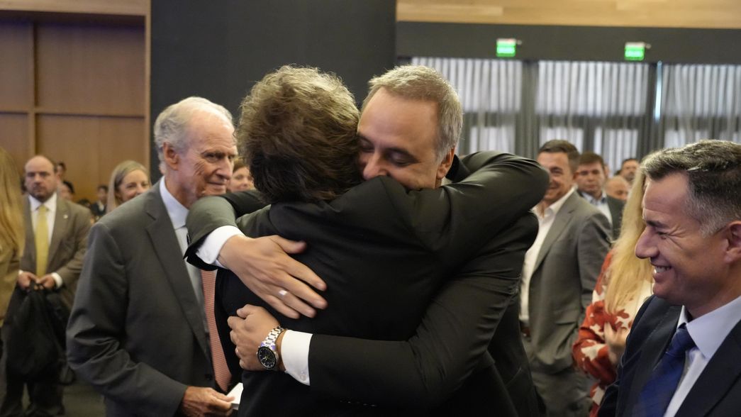 Javier Milei abraza a Manuel Adorni.