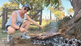 Lisandro Enrico, ministro de Obras Públicas de Santa Fe, haciendo un asado en sus vacaciones en Venado Tuerto.