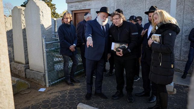 Javier Milei y Eduardo Elsztain en la tumba del rabino milagroso de Nueva York