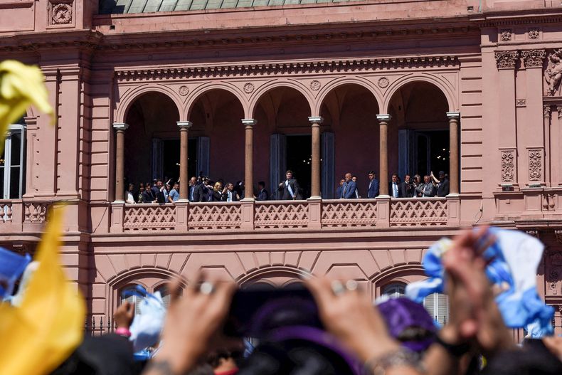 milei-balcon-casa-rosadajpg