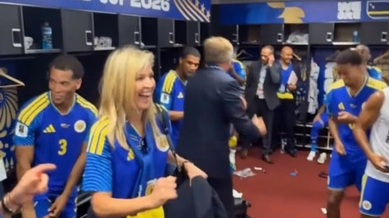 M&aacute;xima festeja con el plantel de Curazao en el Mundial.