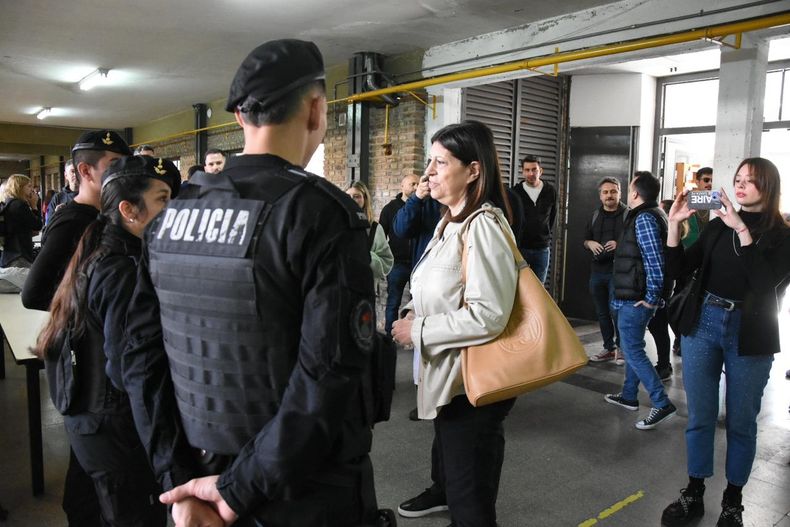 Clara García esperando para votar (Foto: Maia Sacco)